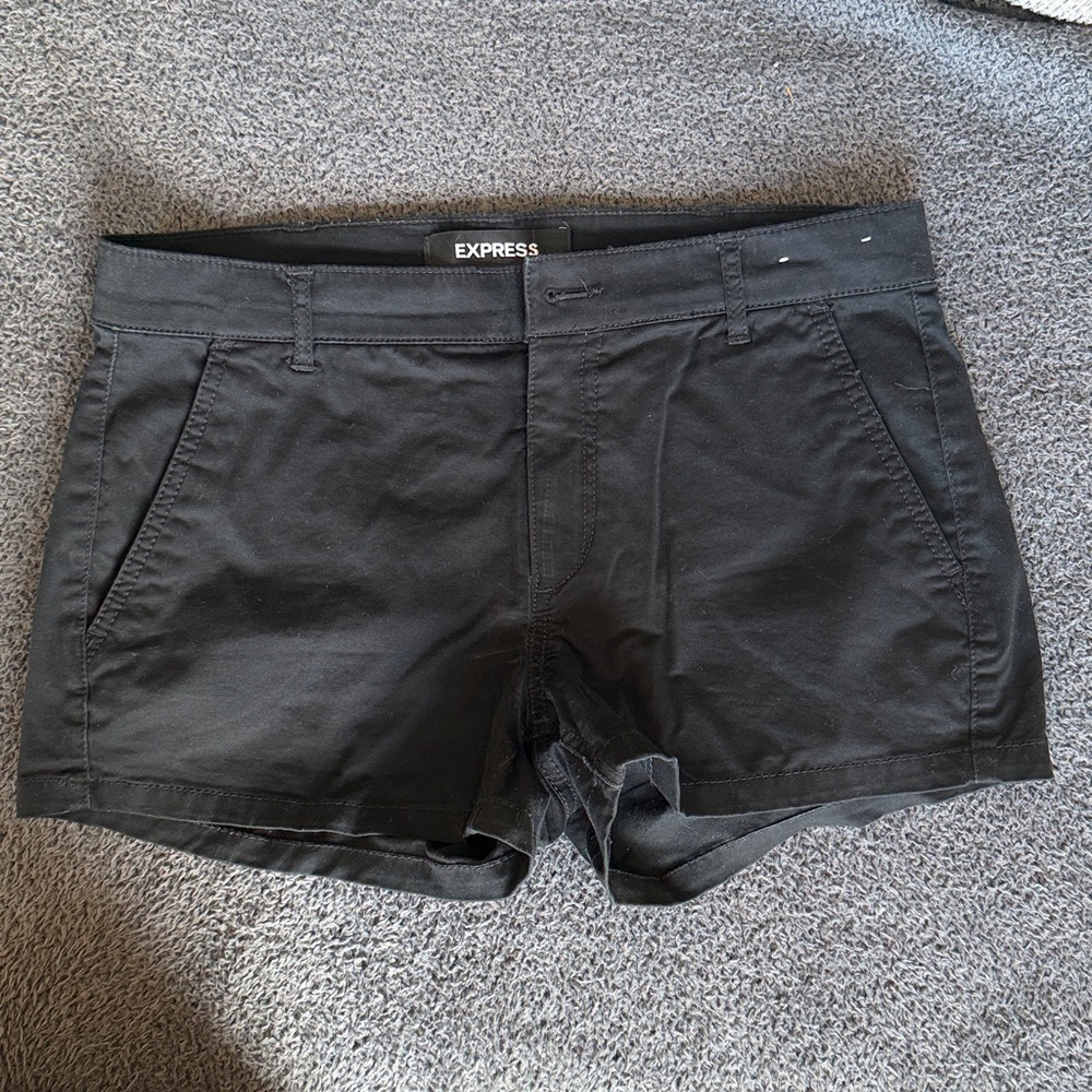 Express shortie mid rise black twill trouser shorts. Size 6
